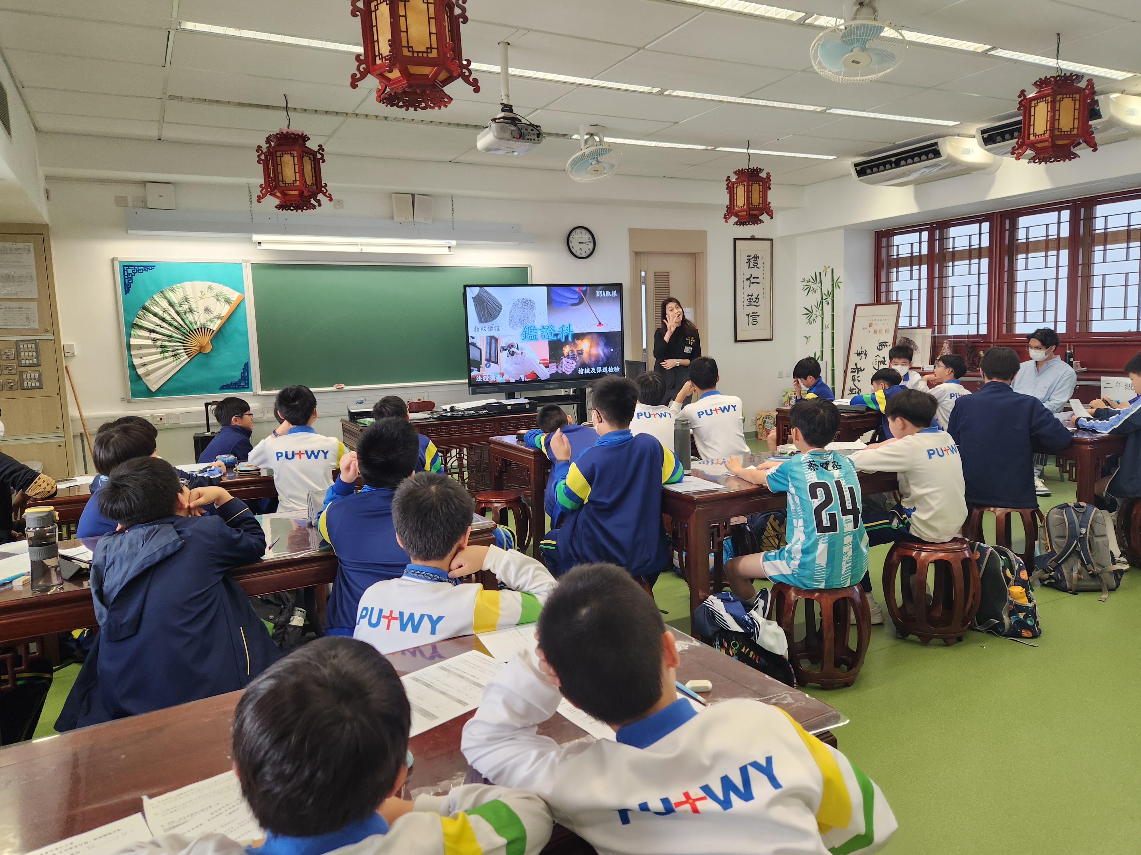 學生專注地聆聽啟蒙導師分享鑑證科的工作