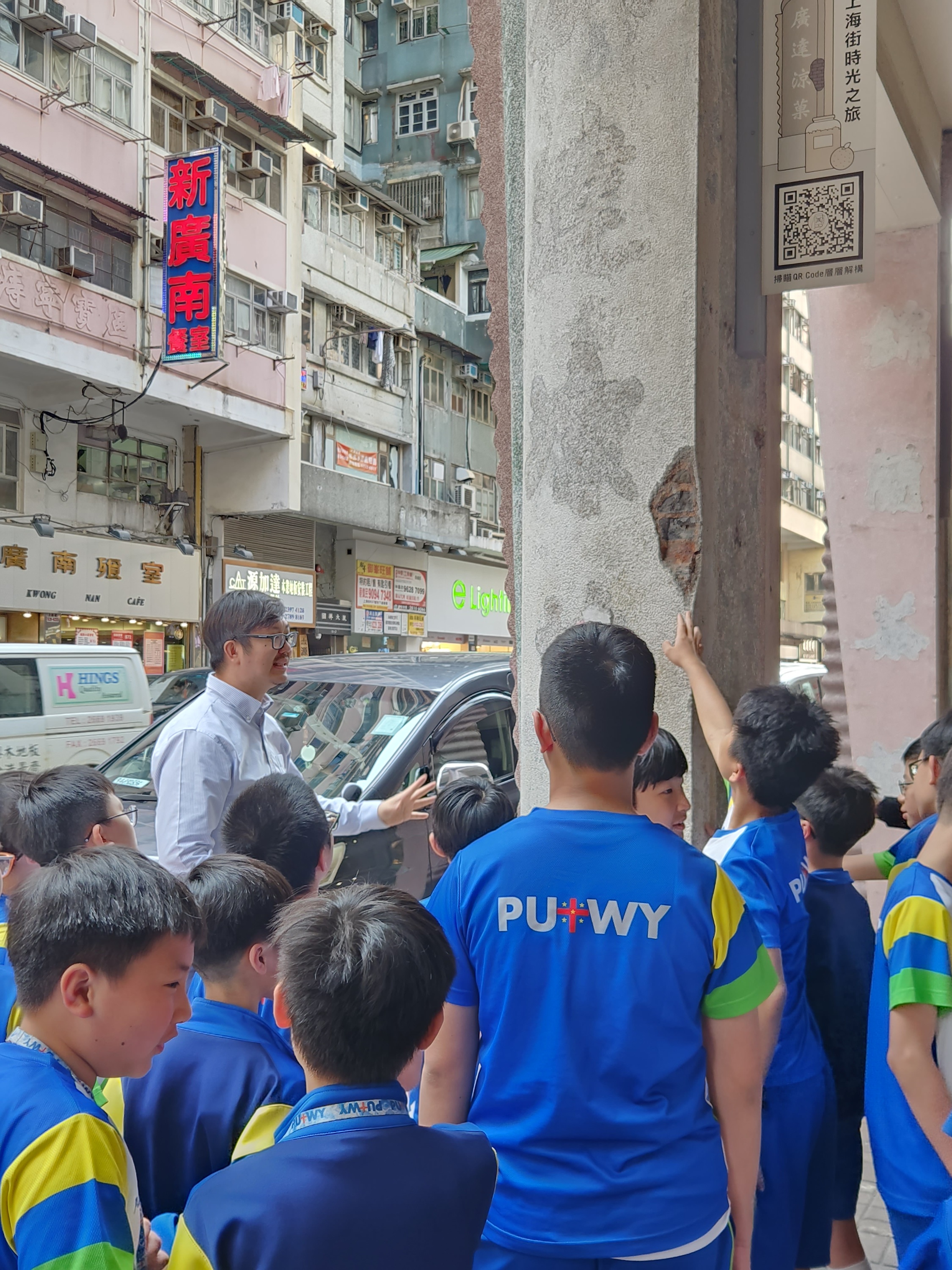 學生親身到社區聆聽啟蒙老師講解唐樓的結構